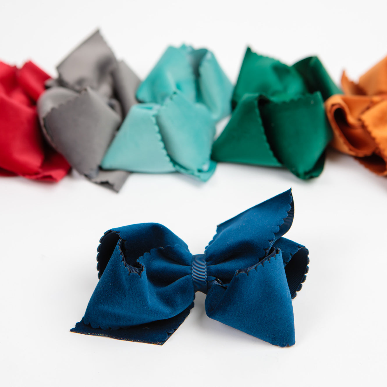 Medium Scalloped Edge Bow
