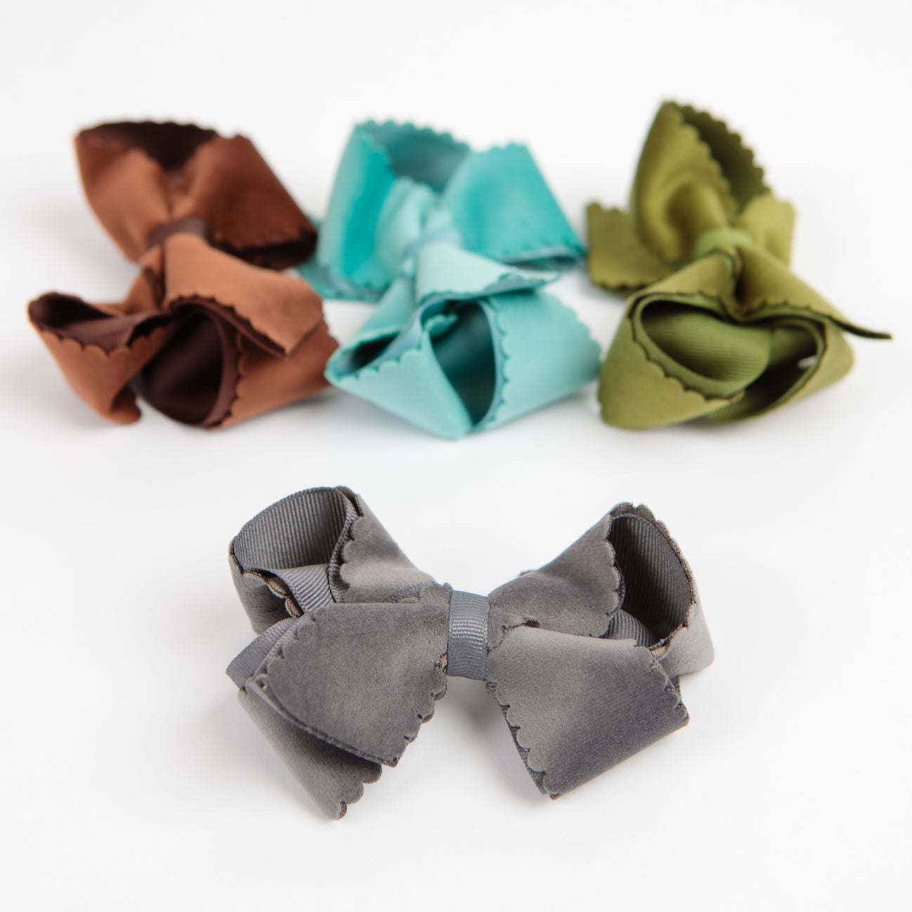 Small Scalloped Edge Bow